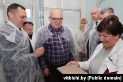 Predsjednik Izvršnog odbora Vitebske regije Aleksandr Subocin (lijevo), direktor tvornice Aleksandr Šumaher (u sredini) i predsjednik Upravnog odbora tvornice Manalit Akif Hasimau (desno) tokom posjete proizvodnom pogonu u martu 2024.