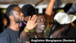 Migranti i izbeglice spasene sa španskog broda Open Arms izlaze na Lampeduzu