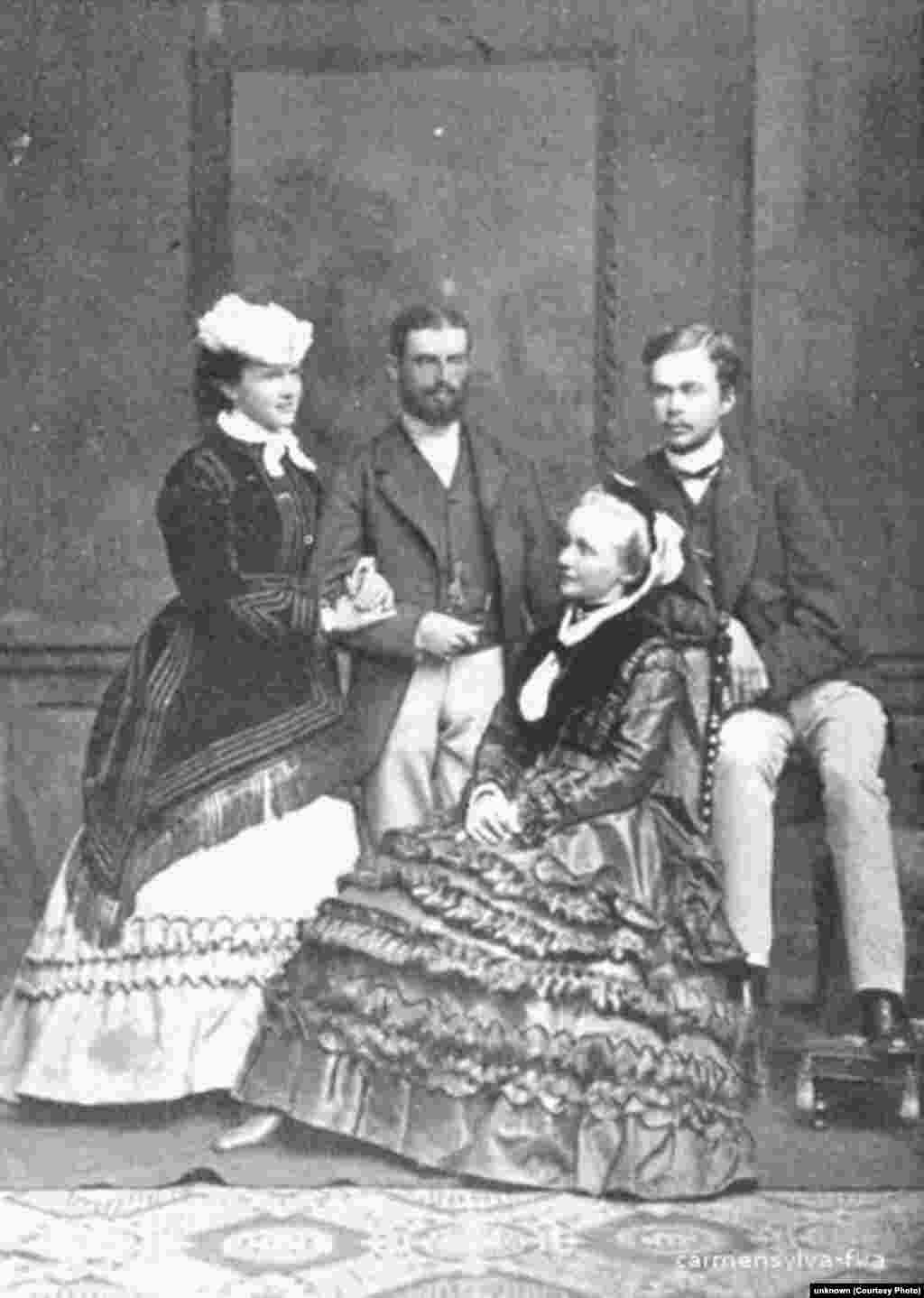 Logodna domnitorului Carol I cu prințesa protestantă Elisabeta de Wied, 1869. Fotografia îi înfățișează pe cei doi logodnici alături de mama Elisabetei, Marie de Wied și fratele ei, Wilhelm de Wied. Foto: Arhivele Naționale.&nbsp;