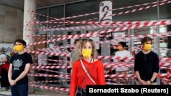 Tüntetés az SZFE épülete előtt.