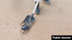 Уборка мазута, иллюстративное фото 