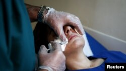 Ubrizgavanje botoksa klijentu u medicinskom centru Aurum u Atini