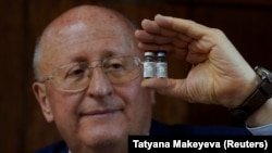 Alexander Gintsburg, a Gamaleya Országos Epidemiológiai és Mikrobiológiai Kutatóközpont igazgatója a Szputnyik-V vakcinával Moszkvában 2020. szeptember 24-én.