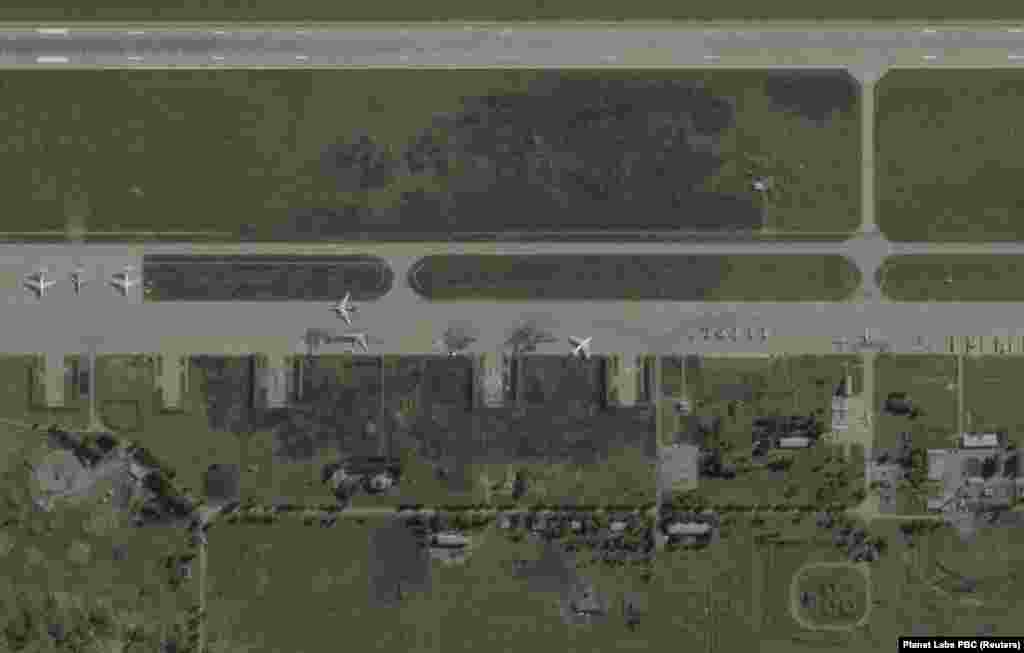 Satelitski snimci dijela ruske zračne baze Belaya snimljeni 17. maja, neposredno prije ukrajinskih napada dronovima Spiderweb 1. juna, i nakon toga, 4. juna.