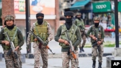 Patrola indijskih vojnika u Srinagaru, Kašmiru pod indijskom kontrolom, 6. maja 2025.