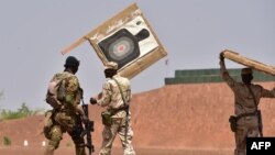 Ushtarët e Burkina Fasos marrin pjesë në një stërvitje në kampin ushtarak pranë Ouagadougo më 12 Prill 2018. 