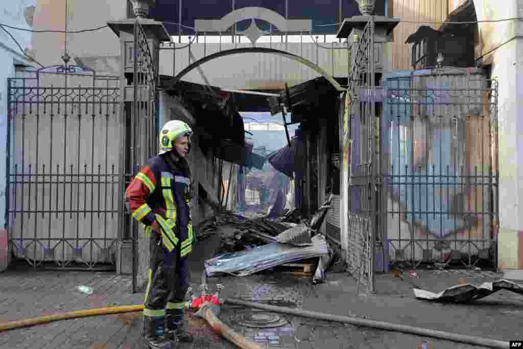 Un pompier la intrarea în Piața „Privoz”.