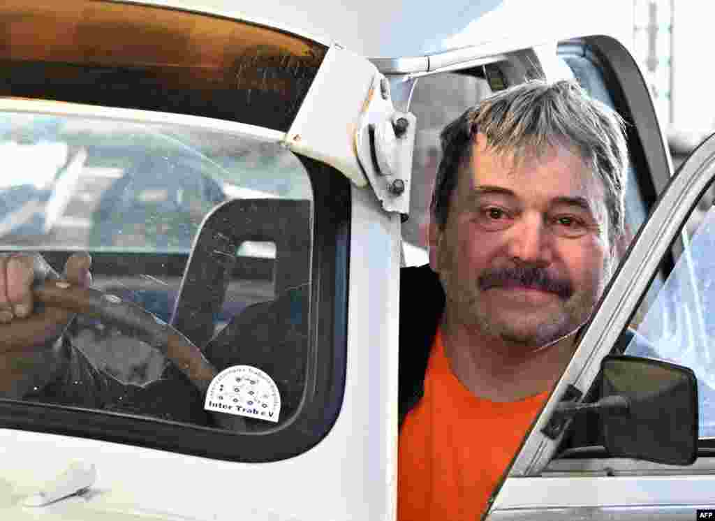 Kuschan maga is 23 Trabi büszke tulajdonosa, köztük egy fehér modellé, amely egykor apjáé volt, és már több mint 500.000 kilométert futott