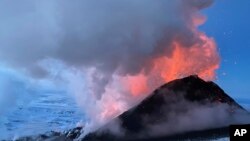 Архивска фотографија, Пламен и чад што се креваат за време на ерупцијата на вулканот Кључевскаја на полуостровот Камчатка во Русија, на 8 март 2021 година
