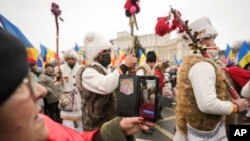 În timpul protestului de la București față de introducerea certificatului electronic covid, 21 decembrie 2021