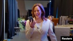 Kamala Harris vorbind la telefon cu fostul președinte Barack Obama și cu soția lui, Michelle Obama. 
