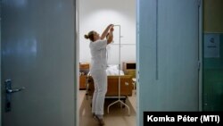 Egy egészségügyi dolgozó infúziót készít elő az egri Markhot Ferenc Kórház Hospice-osztályán 2019. szeptember 18-án (Illusztráció)