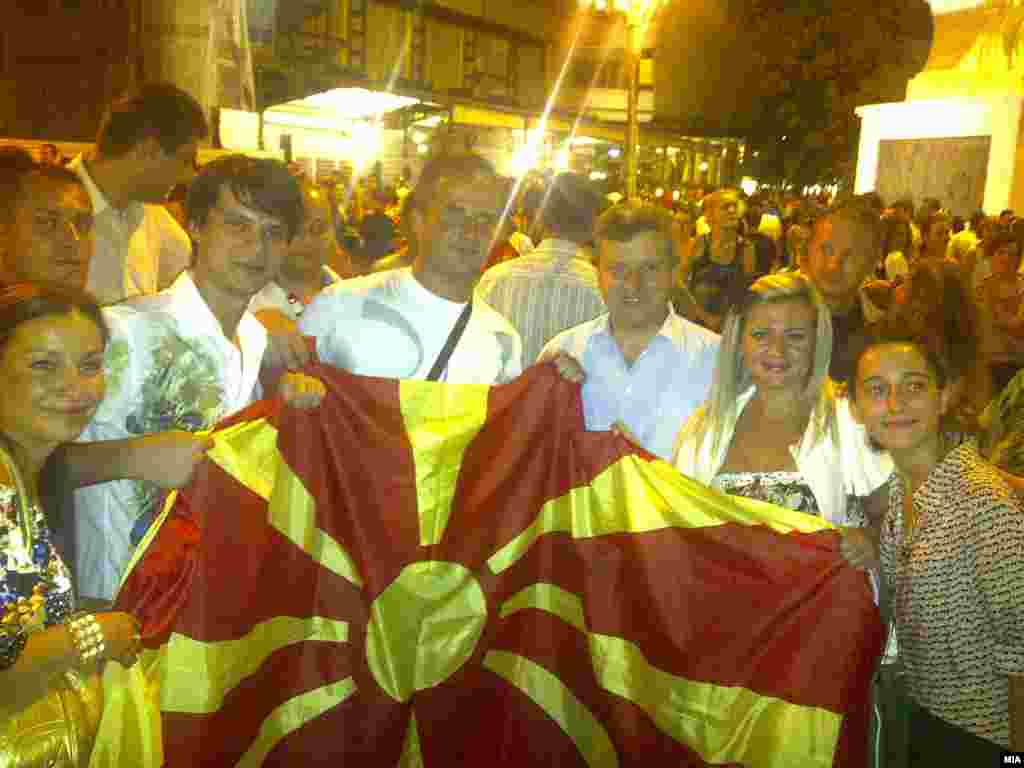 Претседателот Ѓорге Иванов им се придружи на граѓаните што ја славеа победата против Литванија и пласманот во полуфиналето на плоштадот Македонија во Скопје.