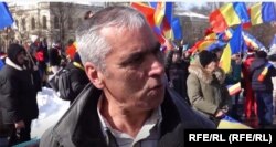 Florin Marinescu a adus pozele judecătorilor CCR în Piața Victoriei.