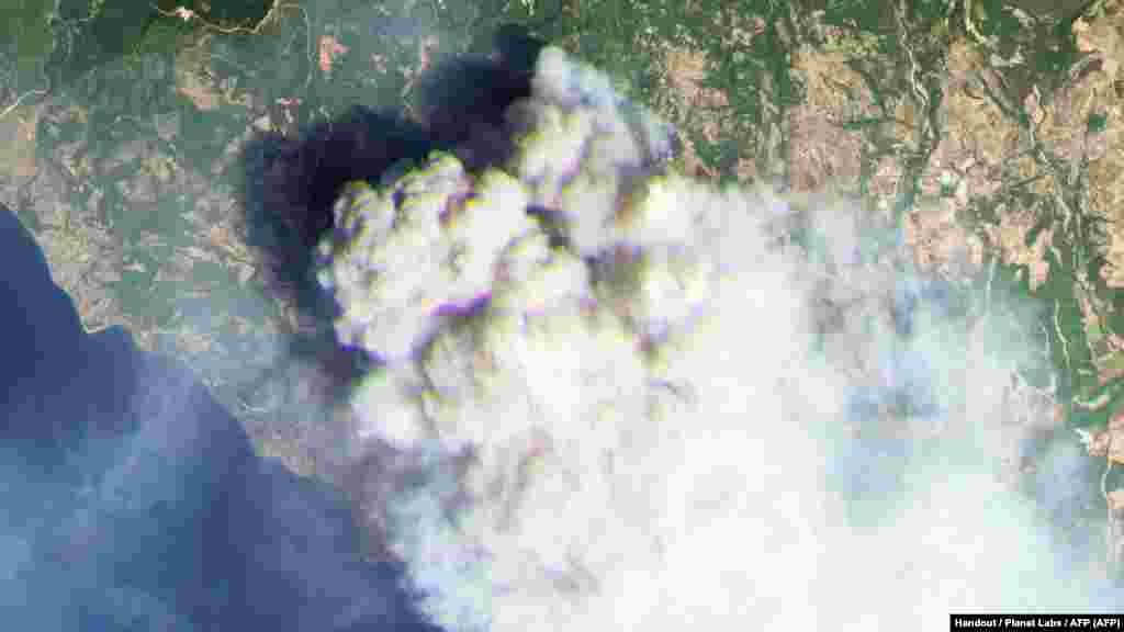 Az augusztus 4-én készült felvételen Evia szigete látszik. Egy hét alatt egész települések váltak a földdel egyenlővé a szigeten.