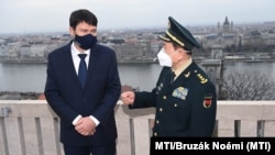 Унгарскиот претседател Јанош Адер со кинескиот министер за одбрана Веи Фенге во палатата Шандор во Будимпешта на 24 март.