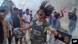 Demonstrant u jakni nepalske policije tokom protesta protiv ograničenja na društvene mreže, Katmandu, 9. septembra 2025.