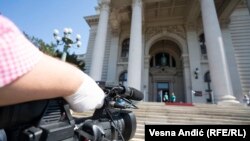 Kamerman pred zgradom Skupštine Srbije u Beogradu 
