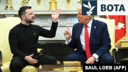 Presidenti amerikan, Donald Trump (djathtas) me presidentin ukrainas, Volodymyr Zelensky gjatë një diskutimi të nxehtë në Zyrën Ovale të Shtëpisë së Bardhë. Fotografi e 28 shkurtit 2025.