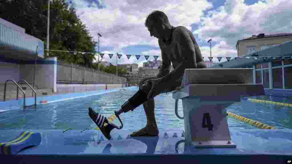 Pavlo Tovcik leveszi lábprotézisét az augusztus 12-i edzés egy kijevi uszodában. A korábban mérnökként dolgozó férfi 2022 februárjában, az oroszok bevonulásakor jelentkezett önkéntesnek. Egy hírszerző egység sofőrje volt, amikor 2023 júniusában rálépett egy taposóaknára. A robbanás leszakította a bal lábát