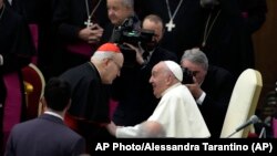 Ferenc pápa üdvözli Erdő Pétert a Vatikánban a magyar zarándokok meghallgatásán, 2024. április 25-én