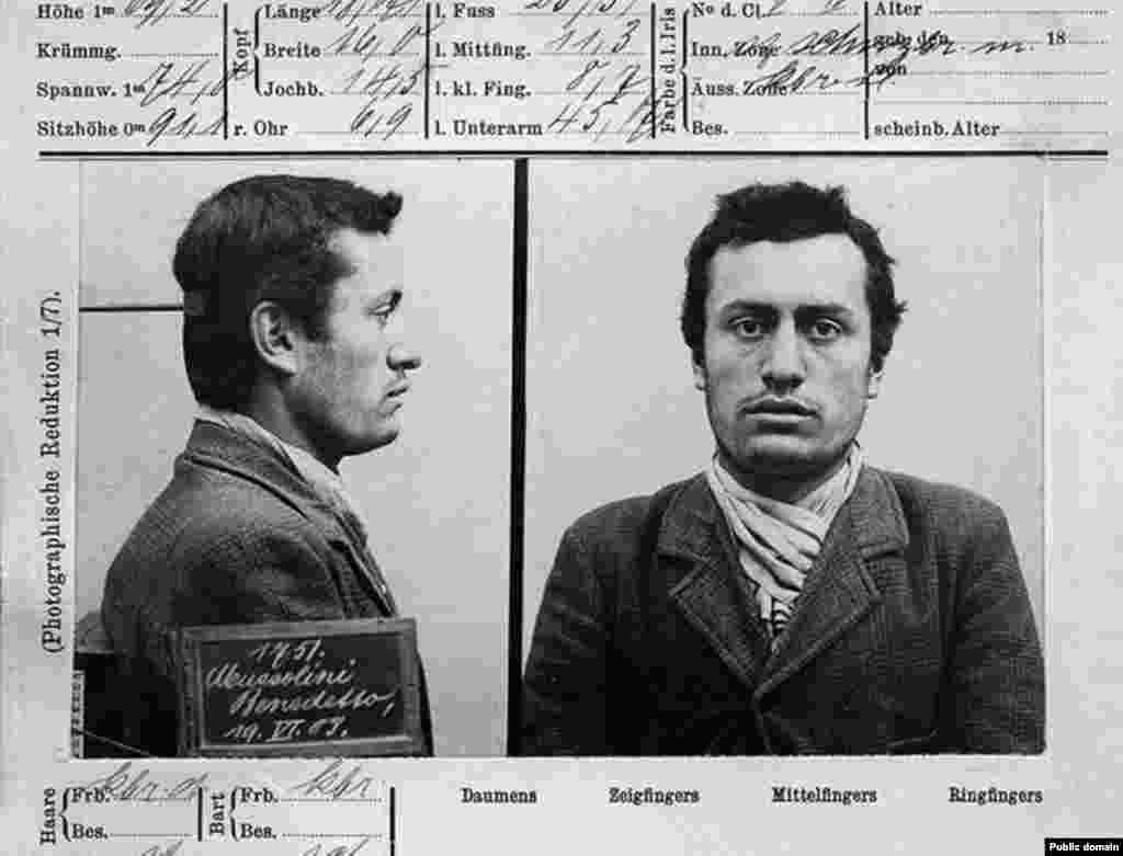 დაპატიმრებული ბენიტო მუსოლინი, რომელიც 1903 წელს შვეიცარიაში იტალიის სამხედრო სამსახურს ემალებოდა, თუმცა მუდმივი სამუშაო ვერ იპოვა. შვეიცარიის ხელისუფლებამ მშრომელთა ძალადობრივი გაფიცვების მხარდაჭერისთვის დააკავა.