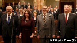 Budai László, Hankiss Ágnes, Szadai Károly és Meszleny László, a Nemzeti Média- és Hírközlési Hatóság Médiatanácsának újonnan megválasztott tagjai leteszik esküjüket az Országgyűlés plenáris ülésén 2019. december 10-én