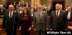 A pártatlanság őrei: a Médiatanács tagjainak eskütétele a Parlamentben 2019. december 10-én. (Az elnök, Karas Mónika nincs a képen.)