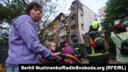 Një ndërtesë banimi e dëmtuar pas sulmeve ajrore ruse në kryeqytetin e Ukrainës, Kiev.