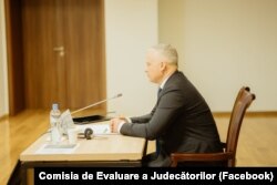 Cудья Игорь Кирошка на собеседовании с членами комиссии "vetting".