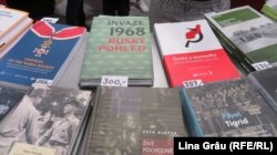Zeci de titluri de cărți despre istoria recentă a Cehiei: de la comunism, deportări, inclusiv în Gulag, la invazia URSS din 1968 și căderea comunismului - la standul Institutului de studiere a regimurilor totalitare din Cehia.