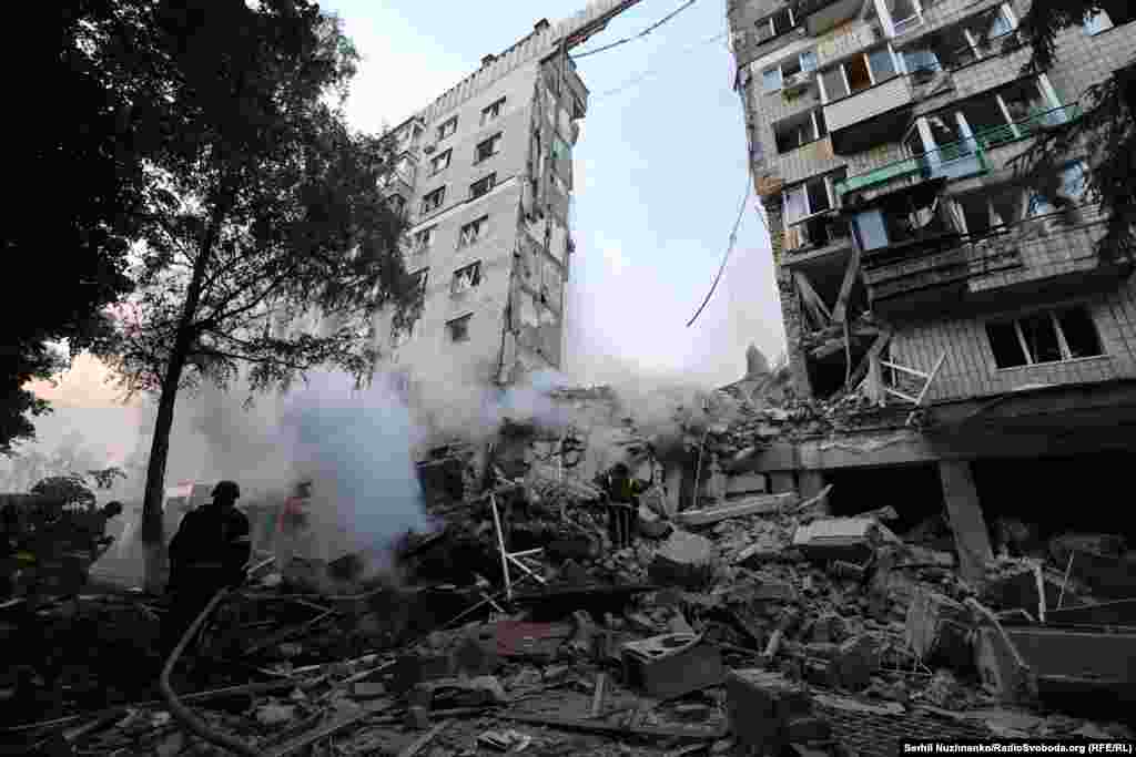 След руските удари в Киев в нощта на понеделник срещу вторник цяла част от жилищен блок се срути.Кметът на Киев Виталий Кличко съобщи, че над 40 души са били ранени, 30 от които са хоспитализирани.