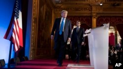 Donald Trump, în prim plan, urmat de președintele francez Emmanuel Macron 