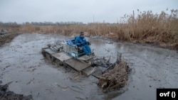 Speciális eszközökkel dolgoztak a kárelhárításon a vízügyes szakemberek a Ráckevei-Soroksári Duna-ágban 2020. december 18-án.