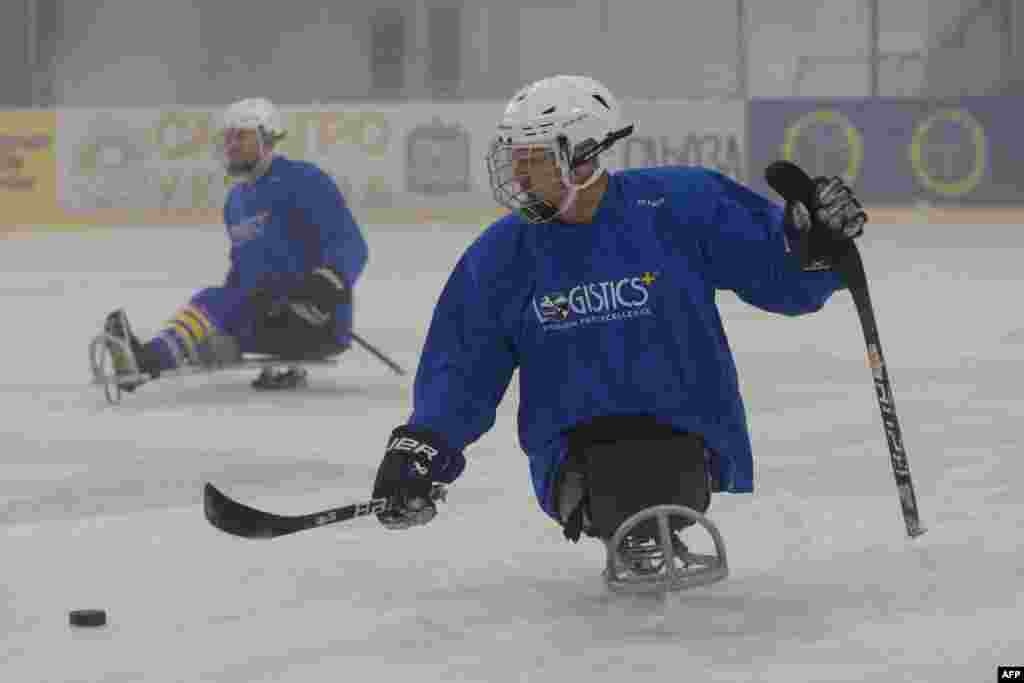 A para jégkorong egy adaptív formája a sportágnak, amelyben a játékosok – amputált vagy alsó végtagkárosodással élő emberek – speciális szánkókkal mozognak a jégen