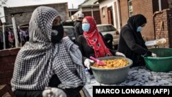 Волонтеры в южноафриканском Йоханнесбурге раздают еду в бедных кварталах