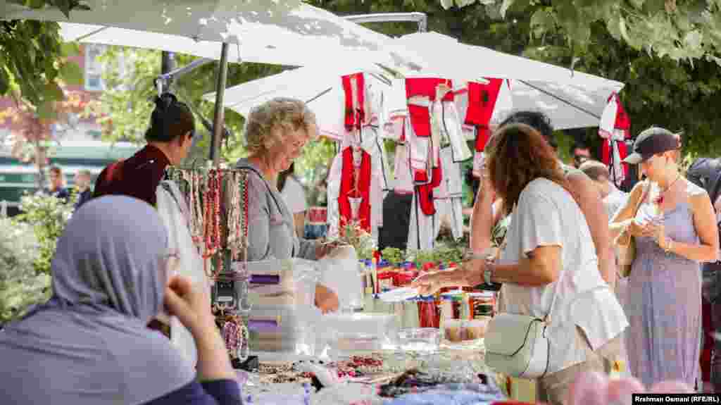 Mihane Abdullahu, pronare e biznesit “Duart e Vyera” nga Lipjani, kishte ekspozuar ëmbëlsira, turshi dhe gatime tradicionale në një nga tezgat e panairit. “Muaji më i mbarë i vitit është kur diaspora është në Kosovë. Atëherë shes më shumë, sidomos turshi”, tha ajo.