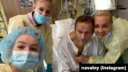 Алексей Навални в болницата в Берлин, където в крайна сметка беше допуснат да се лекува след отравянето си с Новичок