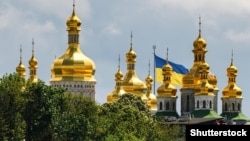 Serviciul de Securitate al Ucrainei a efectuat, din octombrie 2022, percheziții în bisericile Bisericii Ortodoxe Ucrainene și a impus sancțiuni episcopilor și susținătorilor săi financiari. 