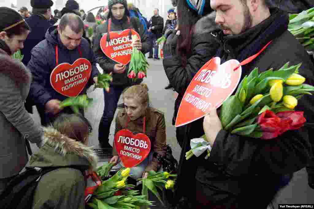 На нескольких станциях метро активисты с табличками:&nbsp;&quot;Весна вместо митингов&quot;, &quot;Тюльпан вместо Майдана&quot;, &quot;Москва цветам поверит&quot; и &quot;Любовь вместо политики&quot; встречали пассажиров и дарили им букет тюльпанов.&nbsp;