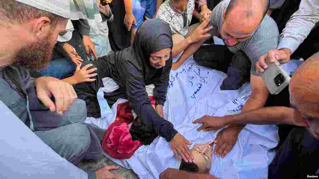 Egy menedékhely bombázása során meghalt palesztin férfit siratnak hozzátartozói Han-Juniszban, augusztus 23-án. A Gázai övezet már nem képes újabb civil evakuálásokat végrehajtani, mert a menekültek befogadására alkalmas létesítményei összeomlottak – közölte az övezet sajtóirodája vasárnap kiadott nyilatkozatában