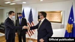 Kryeministri i Kosovës, Albin Kurti, gjatë takimit me përfaqësuesin e posaçëm të BE-së për dialogun Kosovë-Serbi, Mirosllav Lajçak, dhe me të dërguarin e posaçëm të SHBA-së për Ballkanin Perëndimor, Matthew Palmer. Prishtinë, 31 maj, 2021.