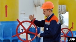 Radnik na gasnoj instalaciji u Ukrajini.