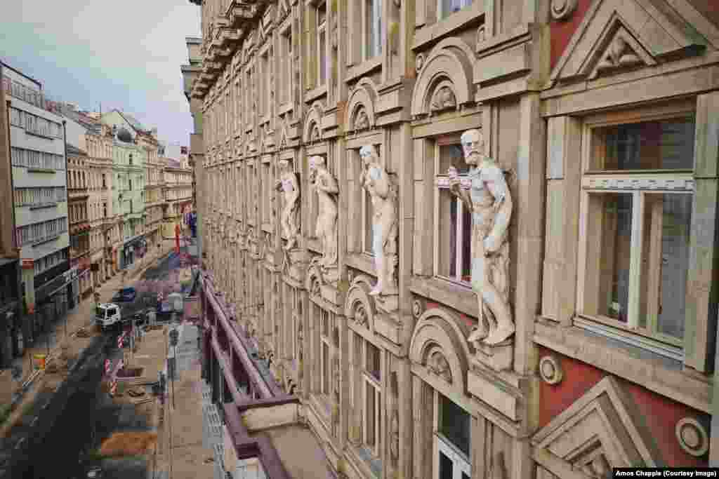 Usamljeni muški lik sa zasukanim noževima na fasadi Adrija Palate. &nbsp;