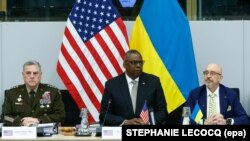 მარცხნიდან: გენერალი მარკ მილი, ლოიდ ოსტინი და ოლექსი რეზნიკოვი. ბრიუსელი, 12 ოქტომბერი. 