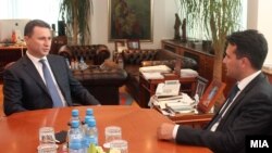 Средба на премиерот Никола Груевски со новиот лидер на СДСМ Зоран Заев на 6 јуни 2013 година.