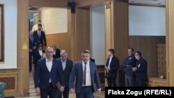 Poslanici Srpske liste ulaze u plenarnu salu Skupštine Kosova.