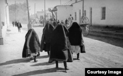 Жени с бурки в ранните години на СССР в Узбекистанската съветска социалистическа република.