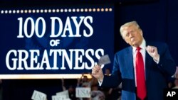 Președintele SUA, Donald Trump, marchează 100 de zile de mandat la miting în Warren, Michigan, cu sloganul „100 de zile de măreție”, 29 aprilie 2025 