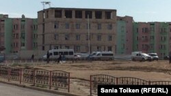 Жаңаөзендегі орталық алаңы маңында тұрған полиция көліктері. 1 мамыр 2016 жыл.